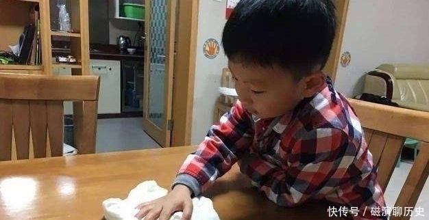 书包|宝妈帮儿子整理书包,却被翻出的文具逗笑,这是把铅笔当扫帚用