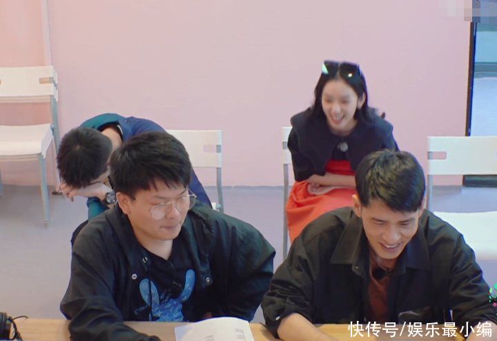 录音棚|孟子义唱主题曲一直在跑调，镜头扫到张翰反应，又一次嗑到CP了