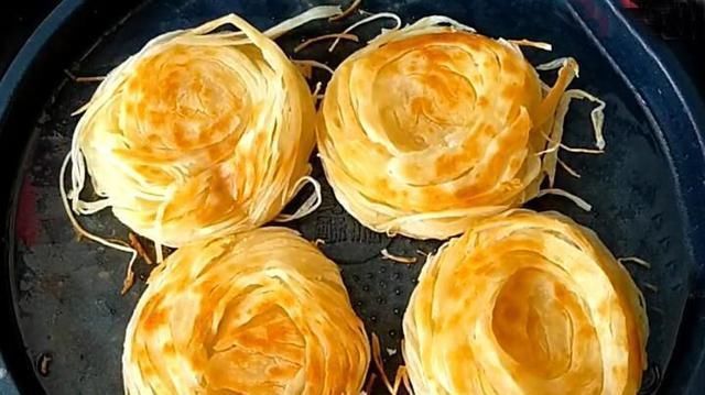  外酥|最近此面食做法火了,家有面粉就能做,外酥里软,比鸡蛋饼还好吃