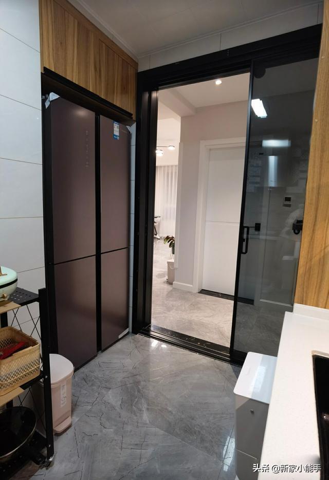 安装|越来越流行不做电视墙,学她家装修,入住三个月生活幸福美满