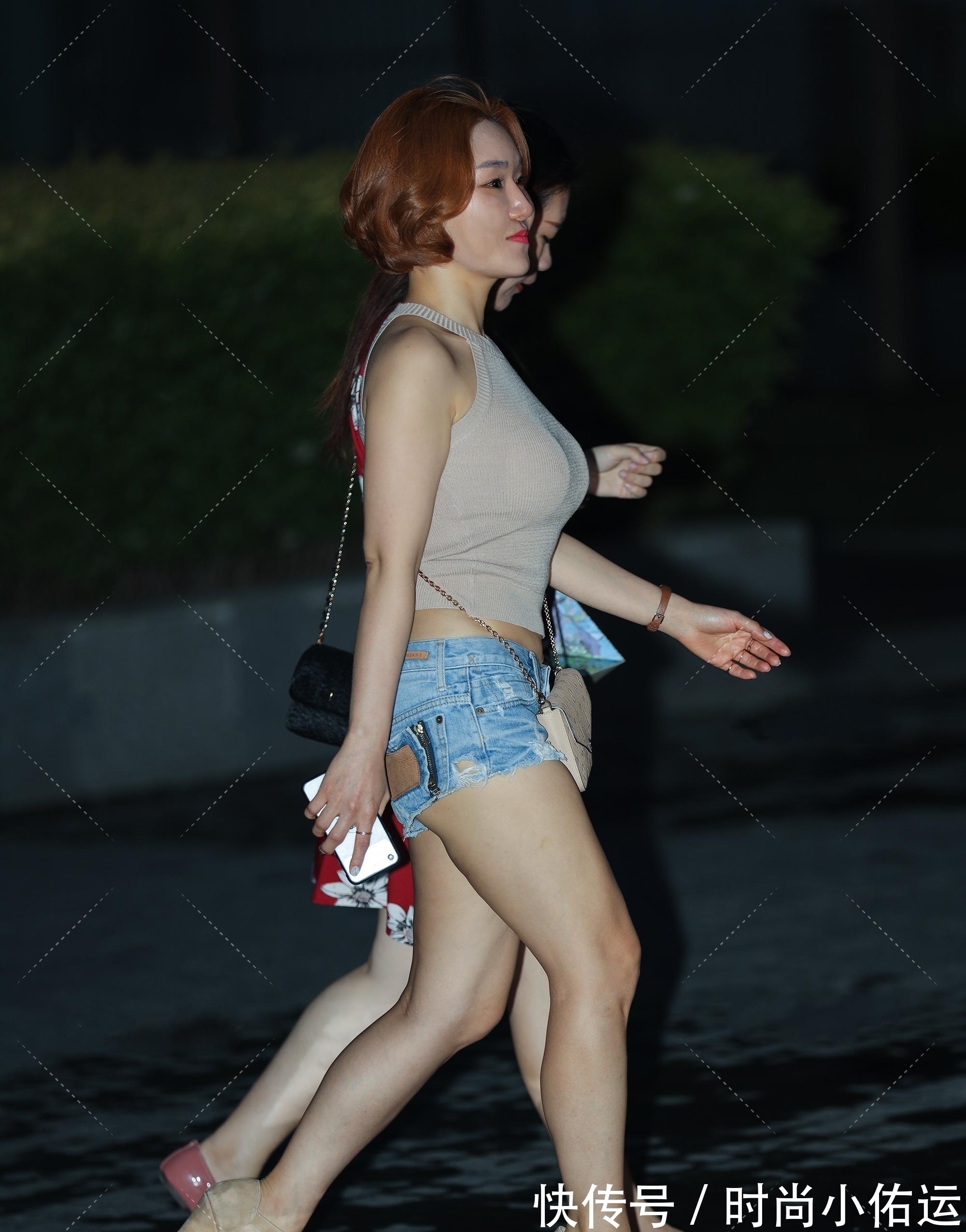 灰白色 灰白色挂脖短衫,纤薄的面料让穿搭者变得更加性感美丽