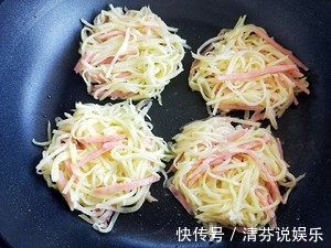 一个土豆就能做出3人的早餐,外酥内软不油腻,孩子吃了忘不了!