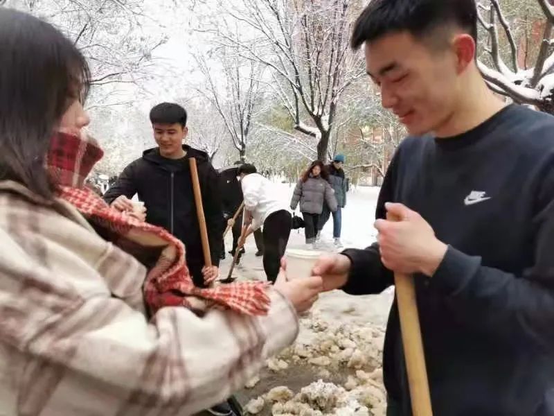 山东交通学院|千里一色！山东高校的“初雪”遇上“立冬”，浪漫绝绝子！