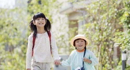 校园欺凌|“别再接孩子上下学,你在毁了他”,大学教授的提议,被家长怒怼