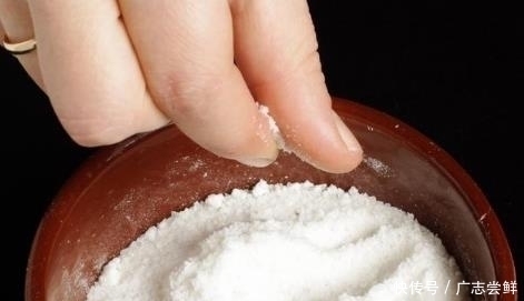 抿紧下巴后突起的“白疙瘩”，千万要注意，这是螨虫的真身吗？