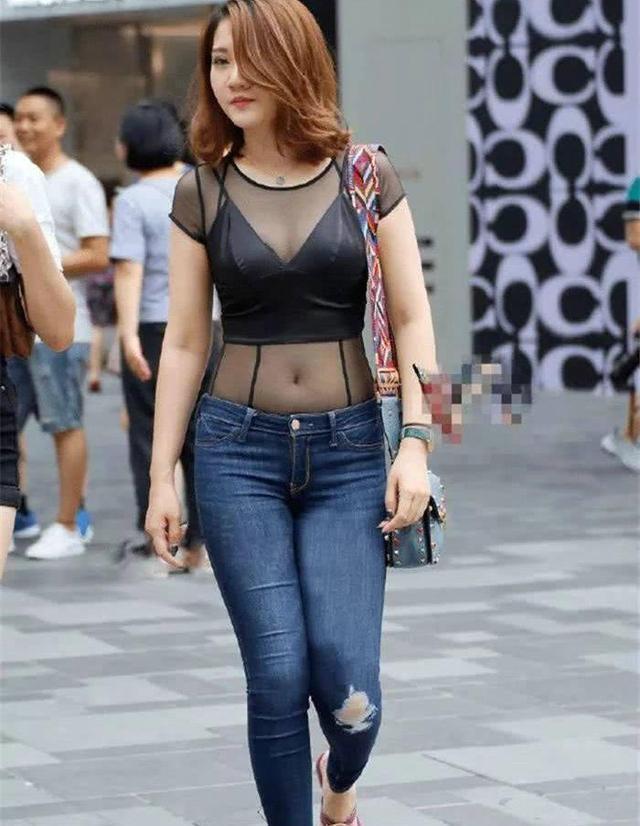 街拍闺密一起穿裙子出门逛街,这样的配色好吸睛