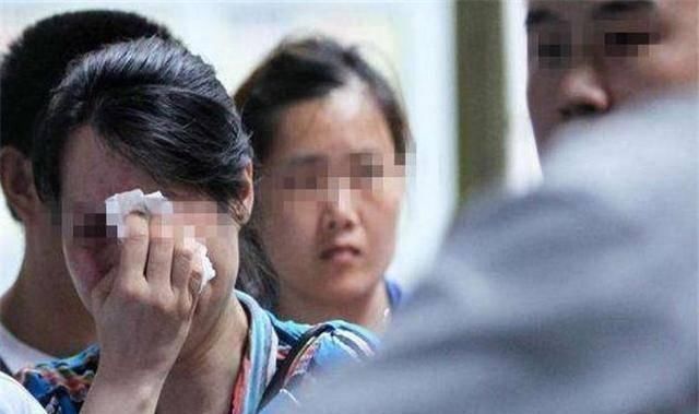 1岁孩童玩耍被推倒,哭了几声爬起来继续玩,第二天却闭上了眼