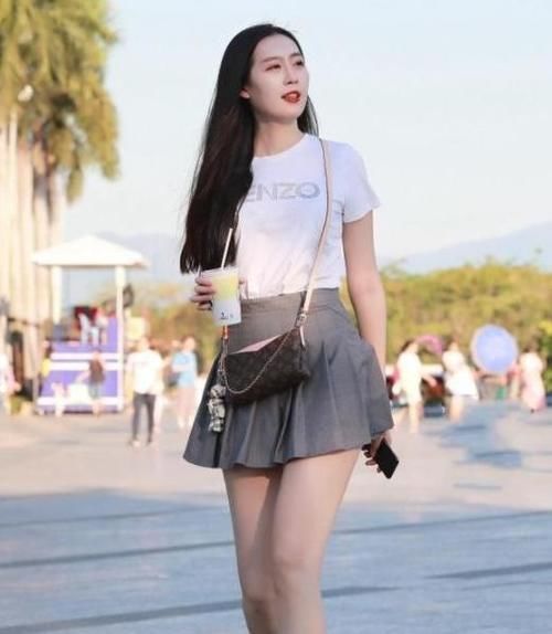 街拍:图4小姐姐微胖迷人的好身材,走在街头吸睛无数,很迷人