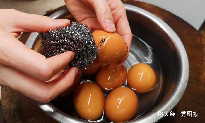 腌鸡蛋只放盐大错特错,最后一步加点它,鸡蛋不臭,个个起沙流油