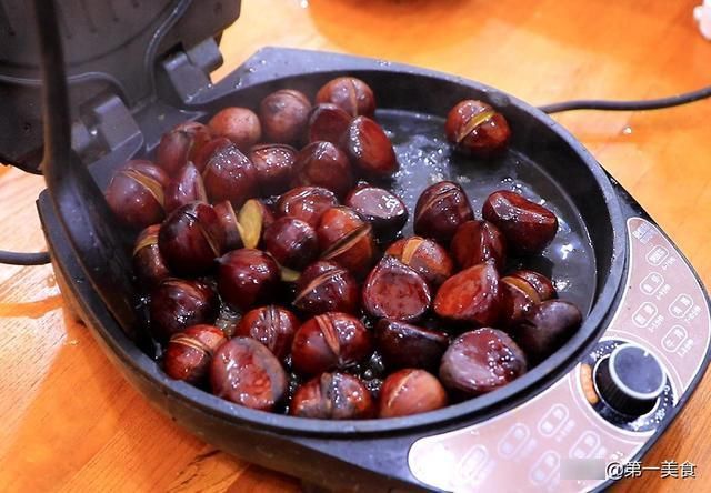 板栗别再炒着吃了，厨师长教你新做法，香甜绵软，个个开口好剥皮