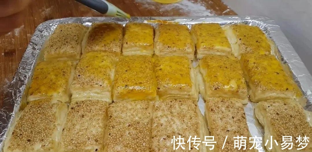 面粉这样做才好吃,撒2把芝麻,外皮焦脆又香甜,比面包烧饼好吃