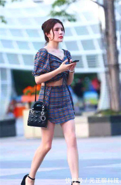 优雅 美女身穿蕾丝连衣裙,外搭长外套,显得很是优雅淑女