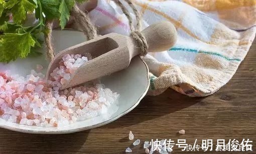 发黄|衣服发黄只能扔掉？太浪费！这么洗，每天都穿新衣服