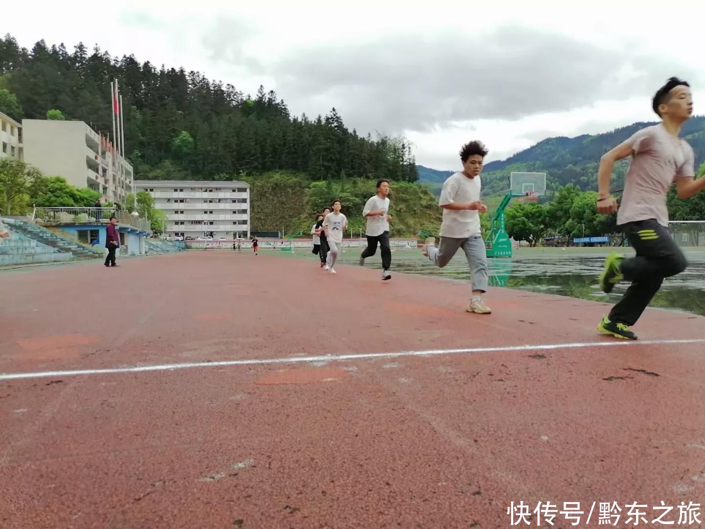 下江中学体育中考，孩子们认真考试的样子真棒！