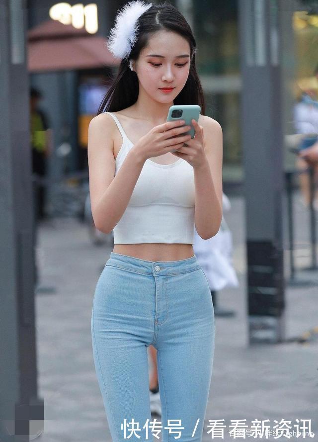 小姐姐出门穿时尚背心套装,脸上亮片妆气质迷人!