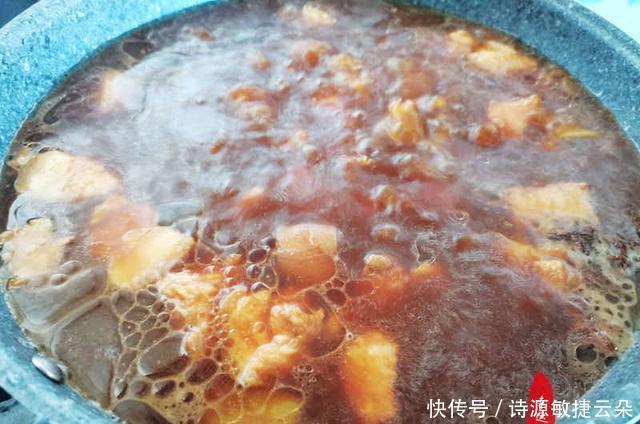 红烧肉|家里烹饪红烧肉时,记得放些干菜一起炖,肉香菜也香