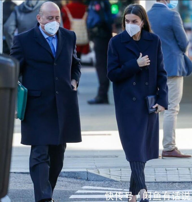 协调感 西班牙王后无惧衰老,大衣里裹西装保暖到位,白发明显气质也高贵