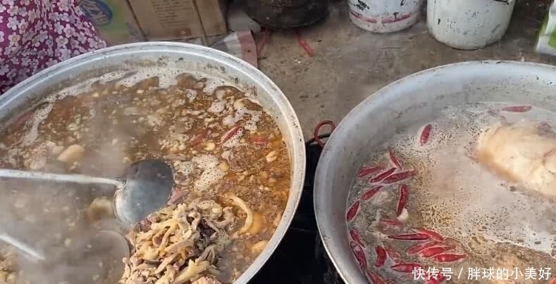 早餐店做重口味汤,15元一碗有饼有荤菜,食客们骑电三轮赶来品尝