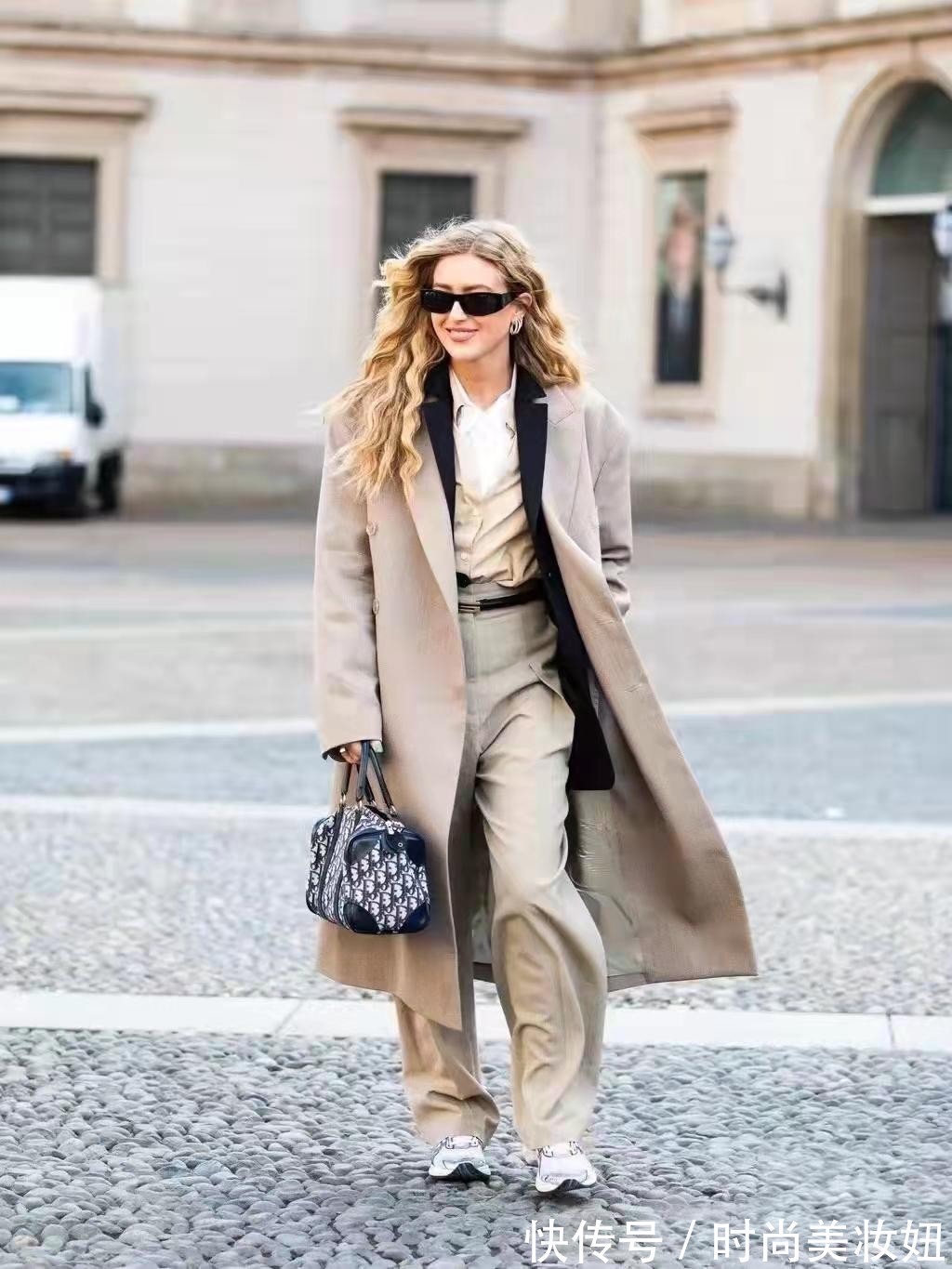 大衣 最近火了一种穿搭,叫“大衣+球鞋”,减龄洋气又显气质
