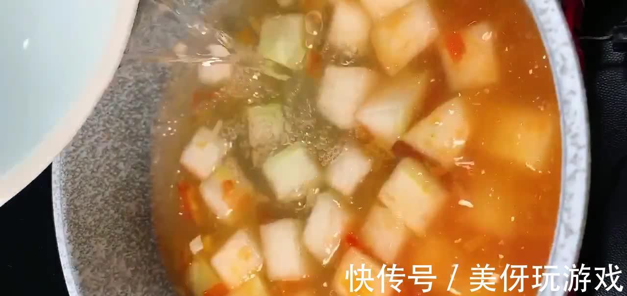 冬瓜肉丸汤,汤鲜味美不油腻,清热解暑营养丰富,适合夏天喝