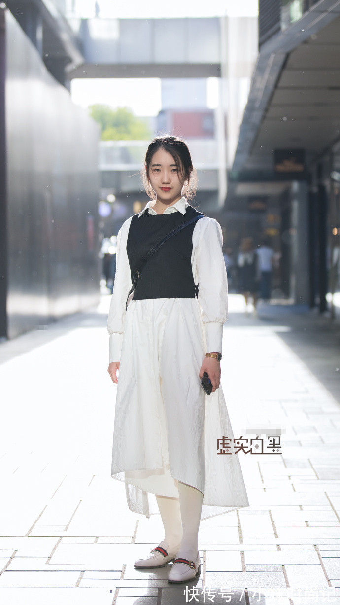 蓝白条纹阔腿裤|街拍,白衬衫搭配蓝白条纹阔腿裤,休闲又有范!