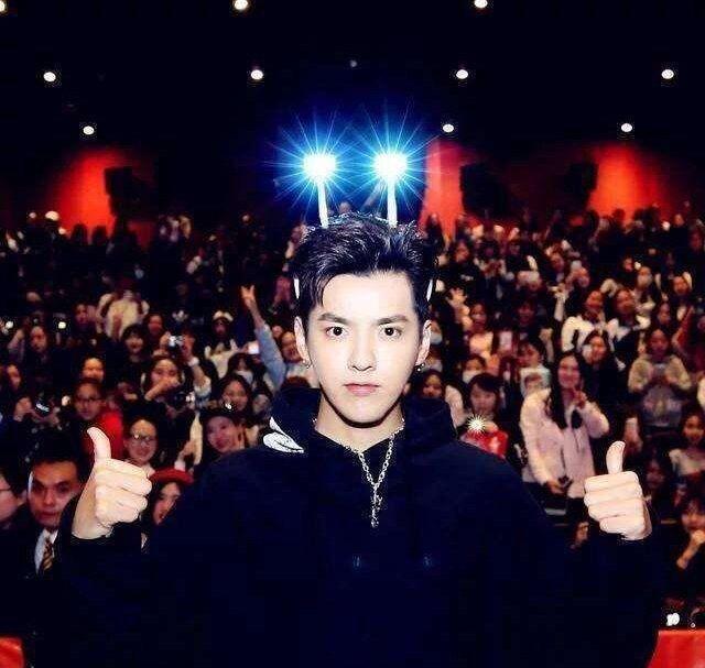 王一博|神奇的错位图!肖战杵拐杖,何炅随地小便,王一博王嘉尔亲上了?