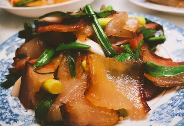 为啥|腊肉为啥一炒就硬?原来这1步做错了,学会正确做法,腊肉香又嫩
