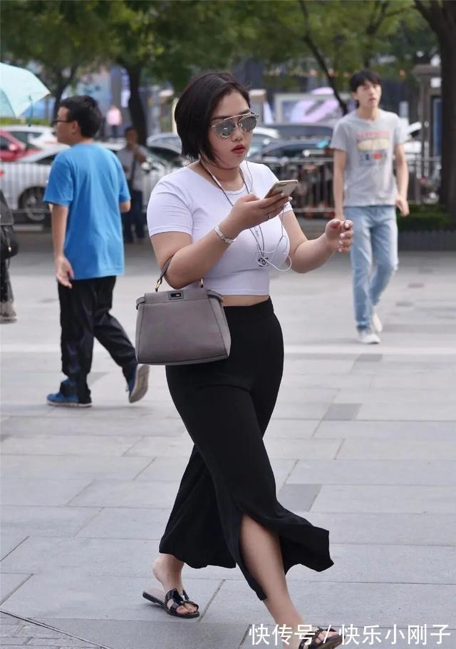 减龄 华丽优雅的打底裤减龄时髦有气质,秀出美丽长腿,自在飘逸