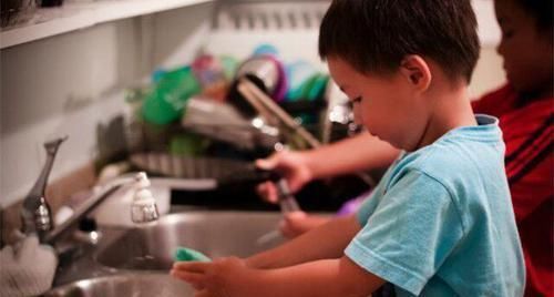 父母|30多岁“巨婴”专业啃老,生活奢华安逸,妈妈:“她还是个孩子”