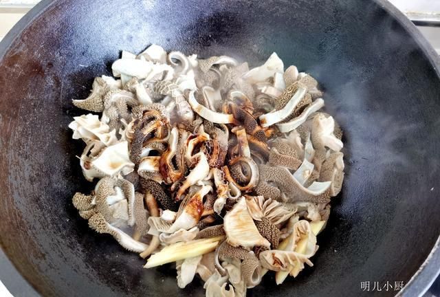 年后,不吃羊肉也要吃它,儿子说它像“抹布”,懂的人吃得香