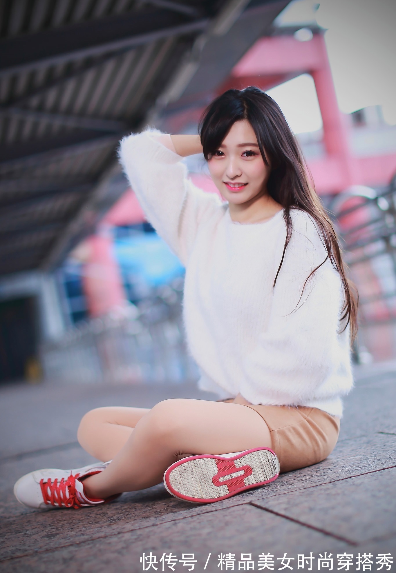 展示|美女身着米色西服短裙，搭配出精致的造型，展示出女人柔和的美