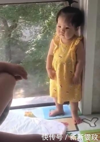 表妹|13个月姐姐打表妹后，竟被舅舅罚站，一脸委屈的小表情萌翻了