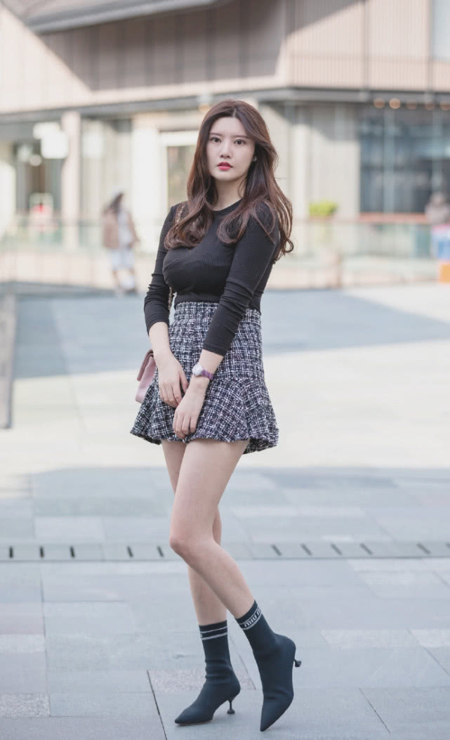 街拍|街拍高腰短裙搭配这双高跟鞋更好看，学小姐姐穿搭潮范十足