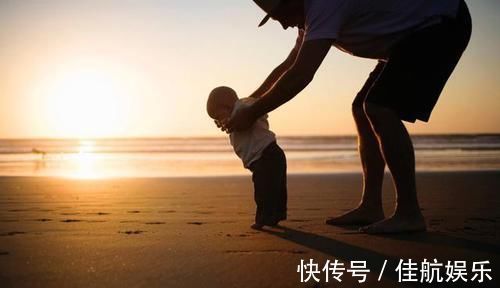 妈妈|“超级奶爸”带4胞胎出门,全家都觉得不靠谱,发回照片后笑喷了