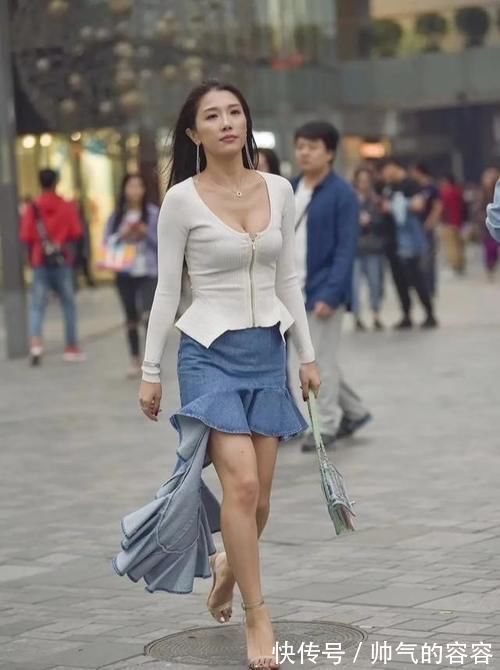 美女 上了年纪的鱼尾裙美女,轻松穿出美腿,尽显性感身姿