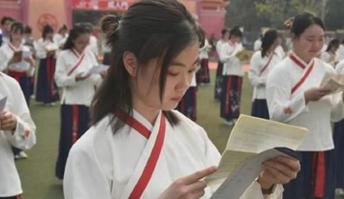  校服|汉服当校服、让学生走格格步，大学校长称“荒唐”，这三点很重要