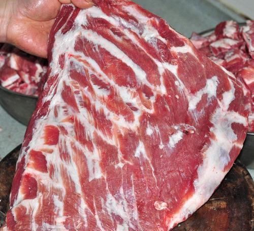 买排骨时,肋排、大排、小排哪个好?肉贩教你一招,买对不浪费!