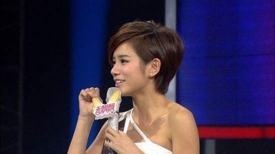 知名女主持現(xiàn)場失誤，漏穿一件衣服，身旁的張國立60分鐘沒敢轉(zhuǎn)頭