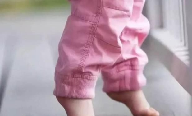 不舒服|宝宝为什么总喜欢脱袜子？这层原因，家长最好提前知道