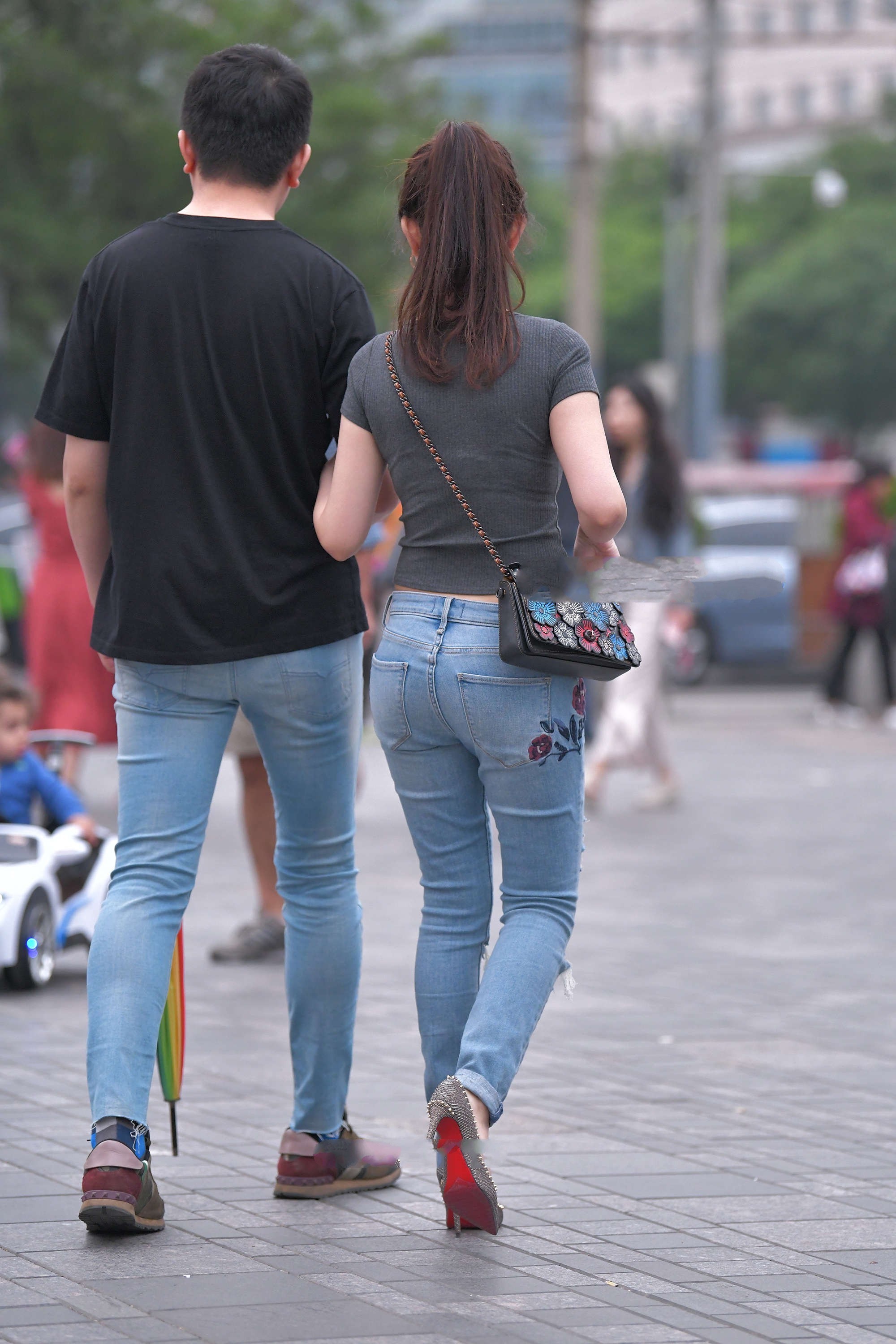 深灰莫代尔短袖搭配刺绣款破洞牛仔裤,款式精致,更显复古气息