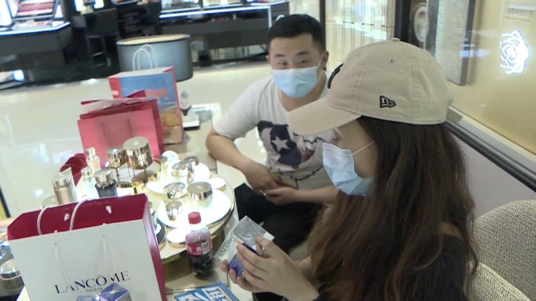 雅诗兰黛|用2000块手机的他,给妻子买了套近4000块的护肤品,结果老婆过敏了