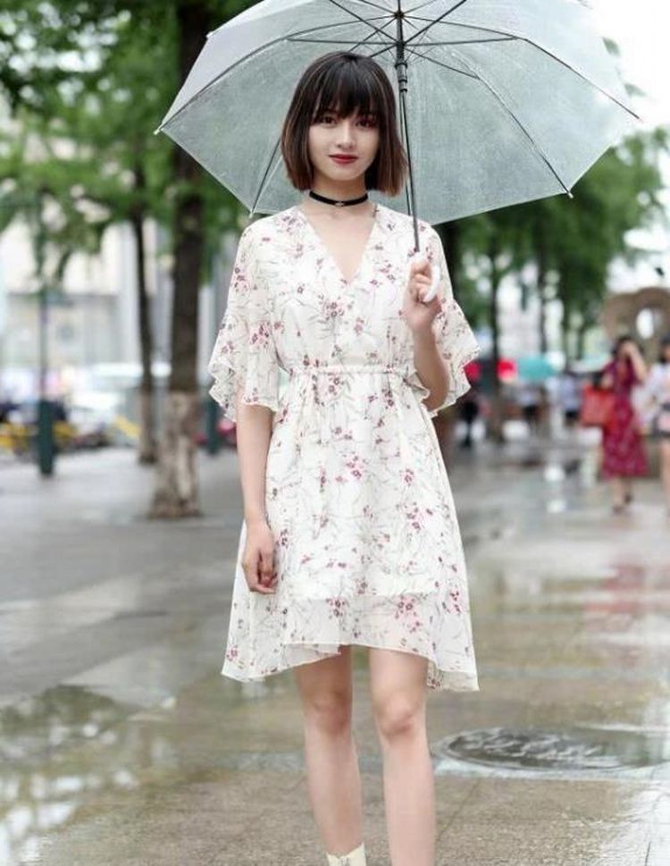 时尚|街拍：用短靴来搭配短裙，可以舒适时尚地穿着它，很有年轻时尚感