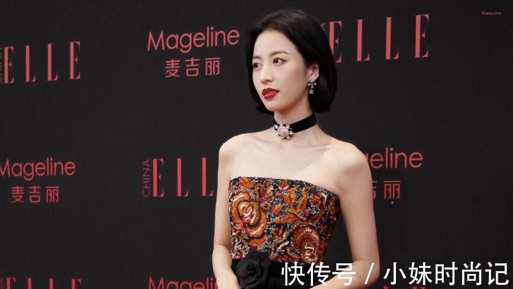 看点@周雨彤身着高奢卖萌招人爱,大气长相凸显穿搭魅力,刺绣元素养眼