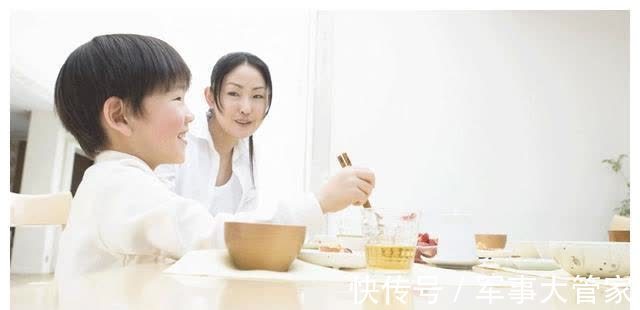 饮食习惯|三种食物或导致骨骼线提前闭合,身高发育会很吃亏,男孩影响更大