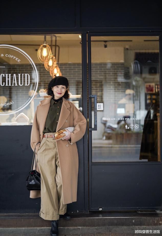 50岁女人，不管穿风衣还是大衣少配小白鞋，看三木妈妈就知道了