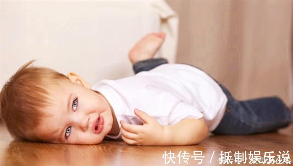 伤害|孩子摔倒,父母要不要不理会?你的行为可能正在伤害他们