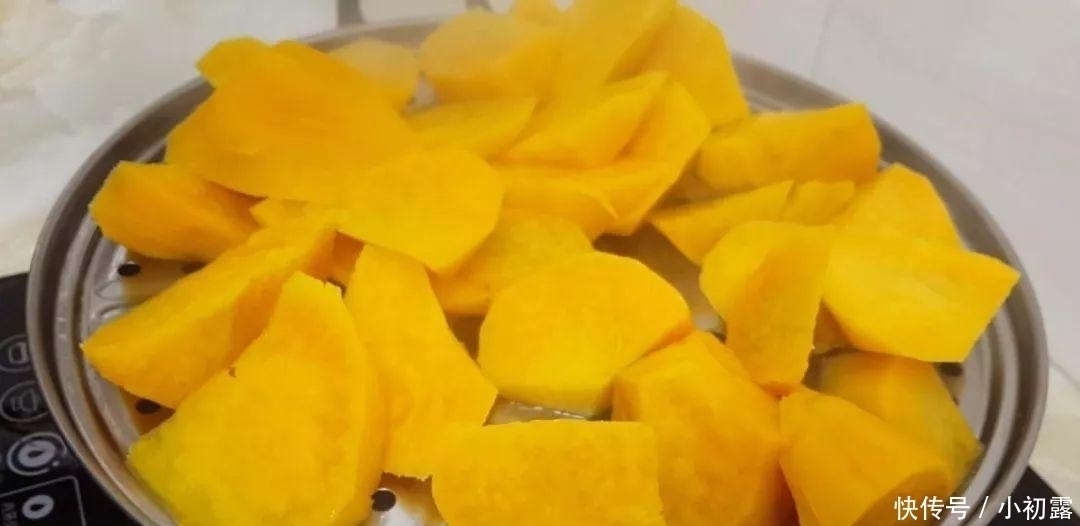 红薯这样做才最好吃,一蒸一切,比豆沙糕都好吃,一口一个真解馋