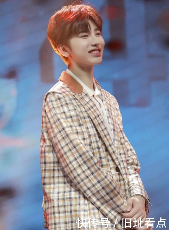 格纹|蔡徐坤穿格纹风衣格外有范,犹如漫画中走出来的美少年