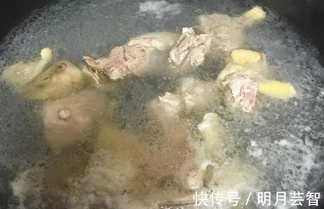 八宝汤|炖鸡汤时,不要直接加水炖,多加一步,鸡汤鲜美无腥味