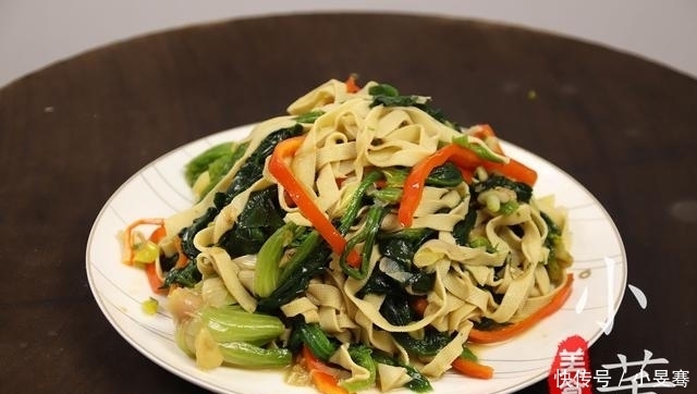 一道家常千张炒菠菜,清淡少油,步骤简单,特地道的农家菜